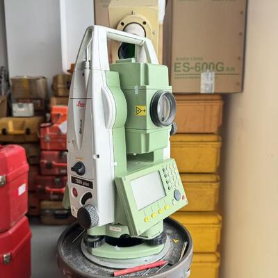 5,0″ Kapasitif Çoklu Dokunmatik Ekran, 1000m Prizma Dışı Mesafe ve USB Bağlantı Noktası Entegrasyonu ile Leica TS09 Total Station